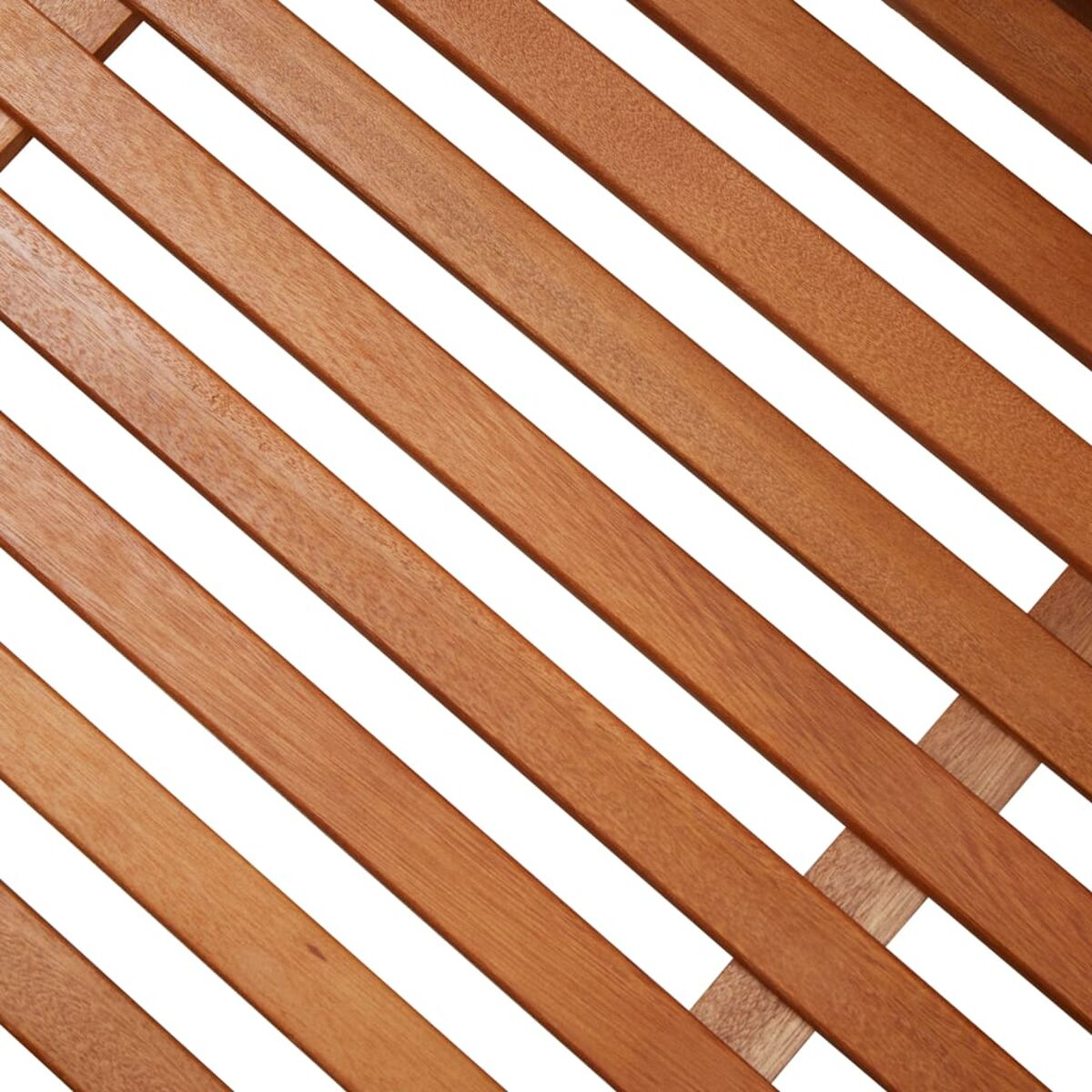 Holzlatten in diagonalem Muster auf weißem Hintergrund.