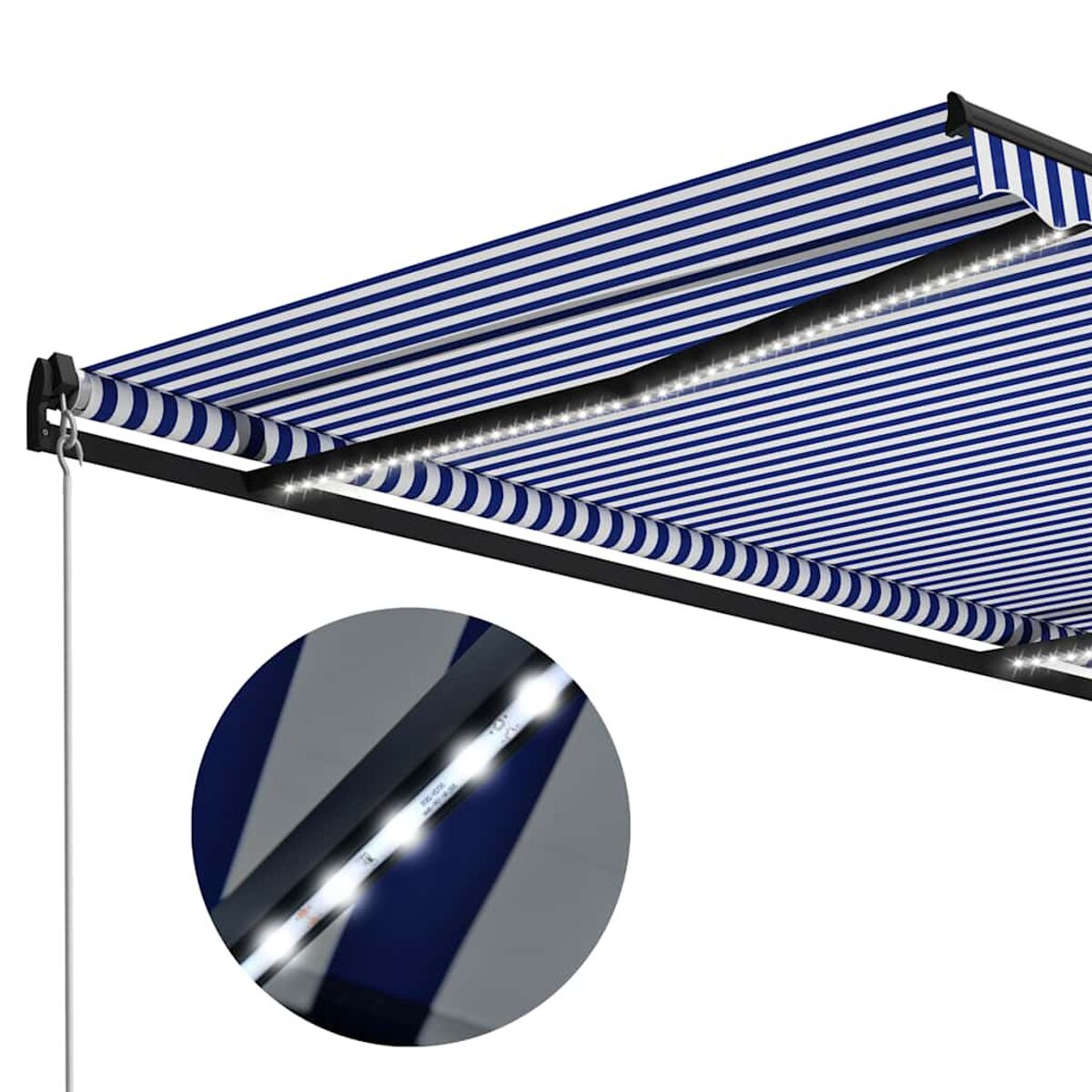 Blau-weiß gestreifte Markise mit LED-Leuchten. Eine Nahaufnahme zeigt die Lichter und den Stoff.