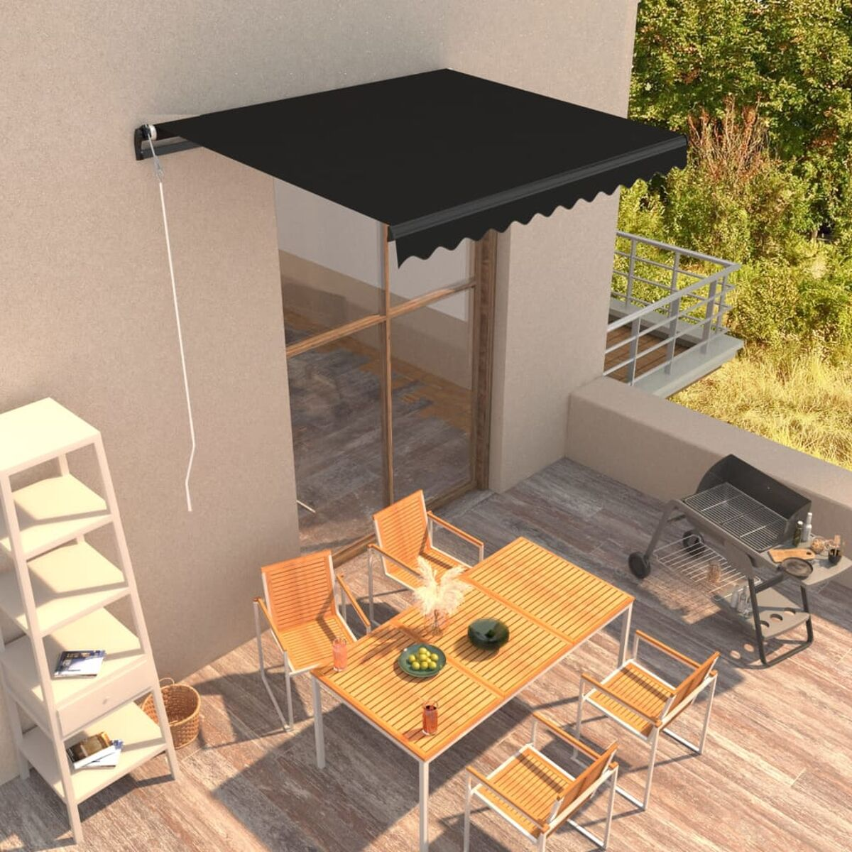 Szene auf der Terrasse im Freien. Schwarze Markise, Holztisch, Stühle und ein Grill.