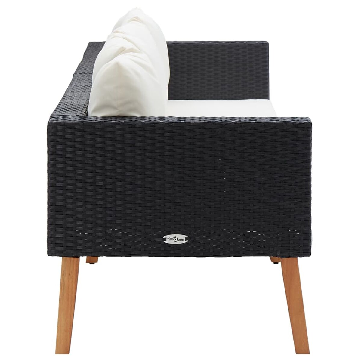 Seitenansicht eines schwarzen Korbmöbelsofas mit einem weißen Kissen und Holzbeinen.