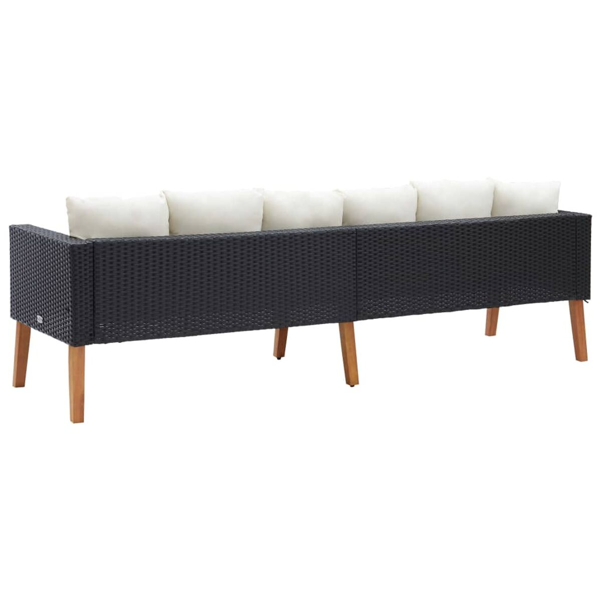 Schwarzes gewebtes Outdoor-Sofa mit sechs weißen Kissen. Holzbeine. Von hinten gesehen.