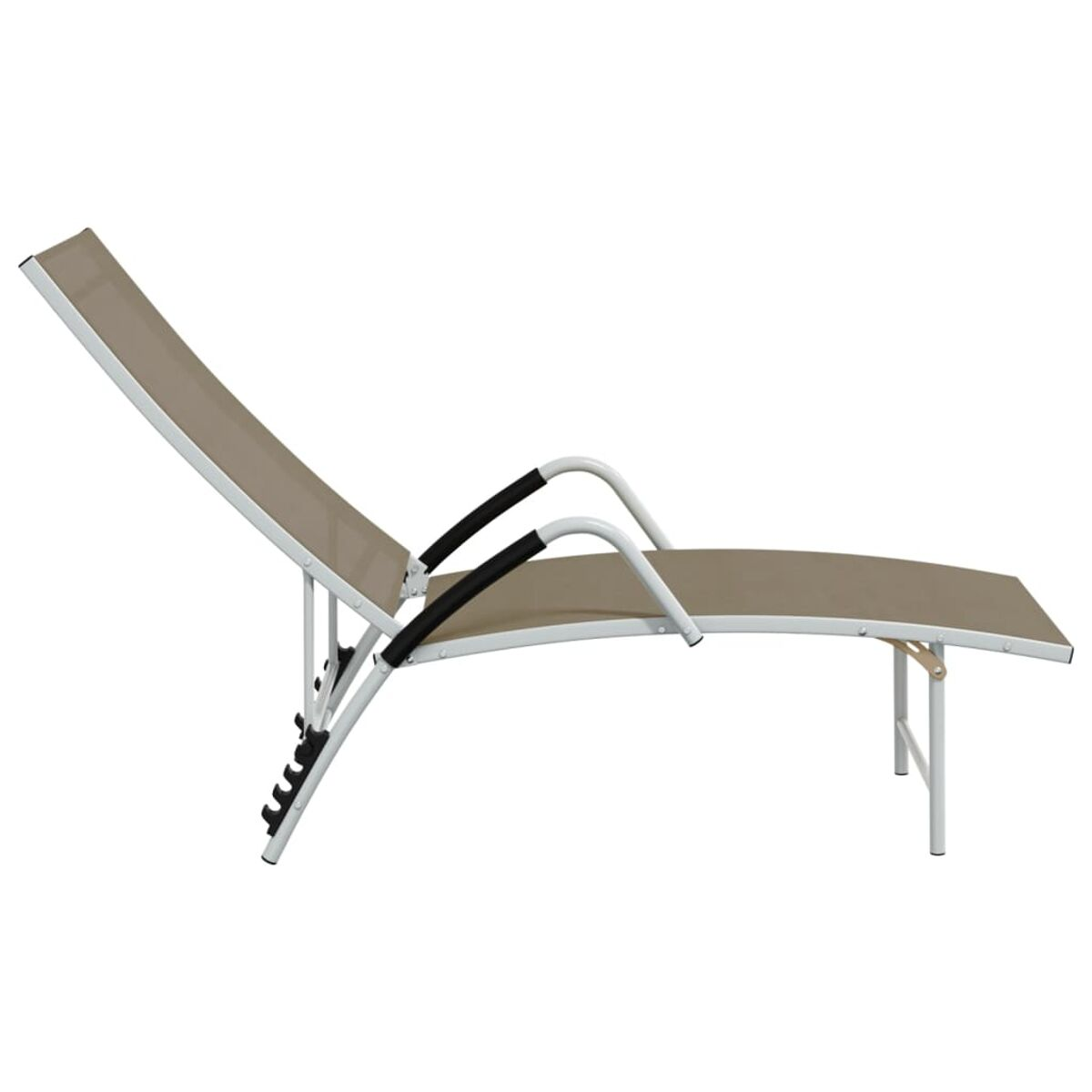 Beige-weiße Chaiselongue. Mit Armlehnen, in Liegeposition.