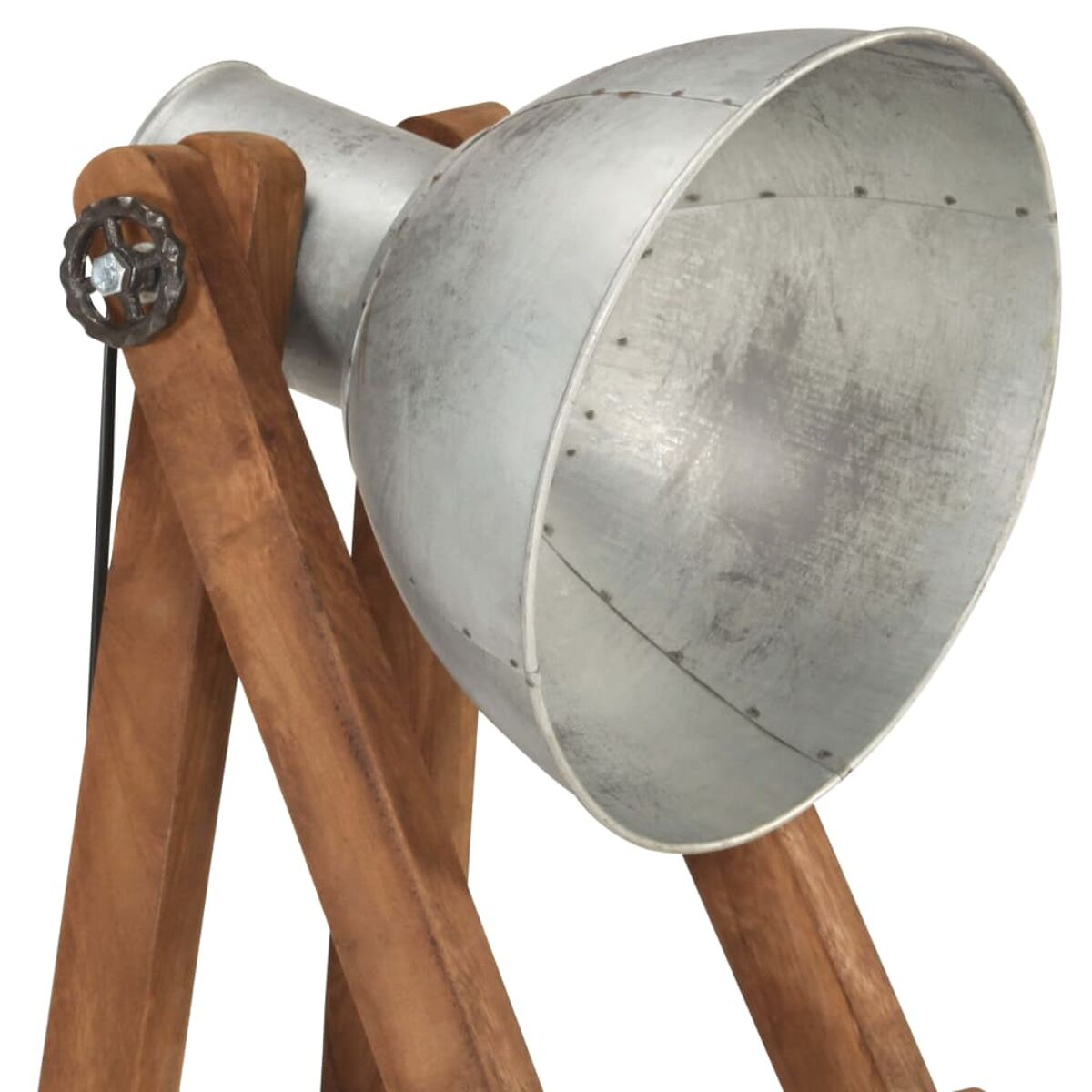 Metall- und Holzlampe mit großem silbernen Kopf, angewinkelt auf weißem Hintergrund.
