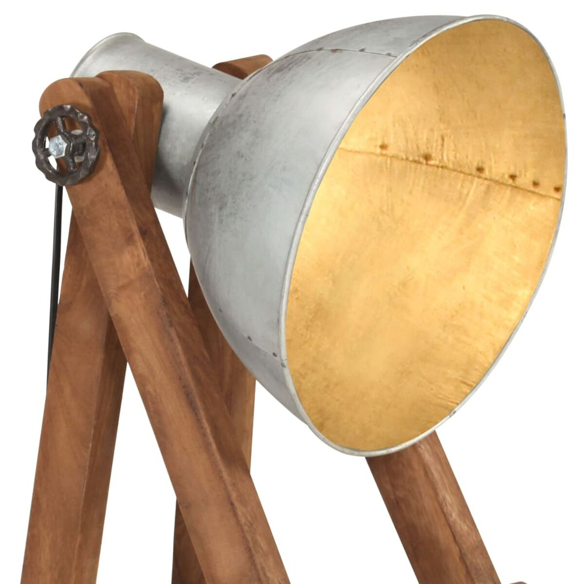 Lampe im Industriestil. Silberner Schirm mit goldenem Innenraum, Holzständer. Isoliert auf Weiß.