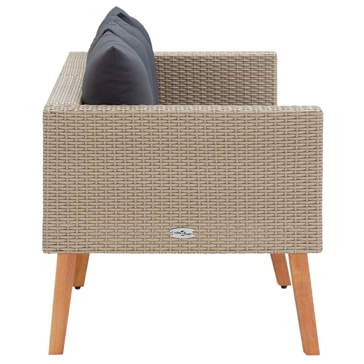 Wicker-Sofa mit grauen Kissen und Holzbeinen.