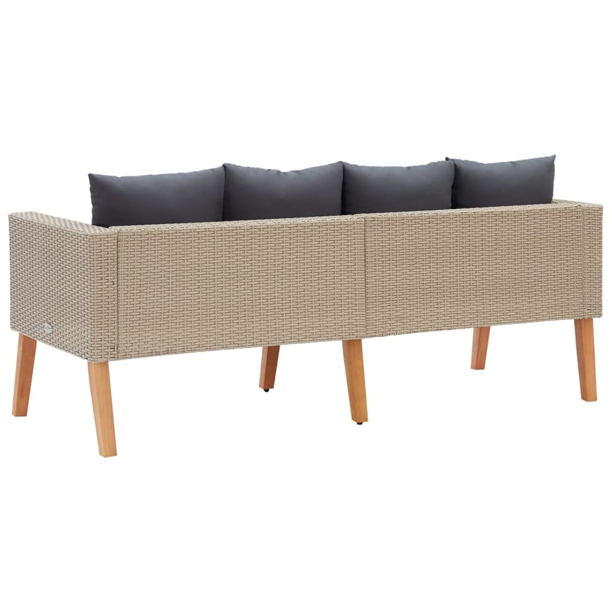 Ein beiges Korbmöbelsofa mit drei grauen Kissen, auf Holzbeinen, vor weißem Hintergrund.