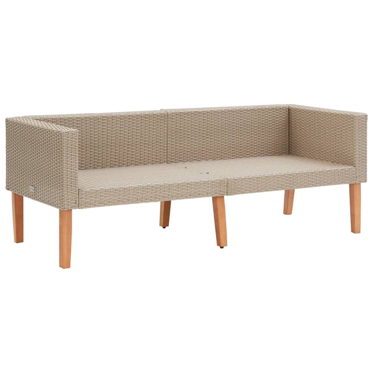 Beiges Rattansofa mit Holzbeinen. Schlichtes Design. Weißer Hintergrund.