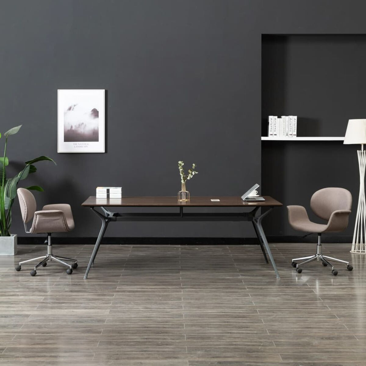 Moderne Büroszene mit zwei Stühlen, einem Schreibtisch und einem gerahmten Bild an dunkler Wand.