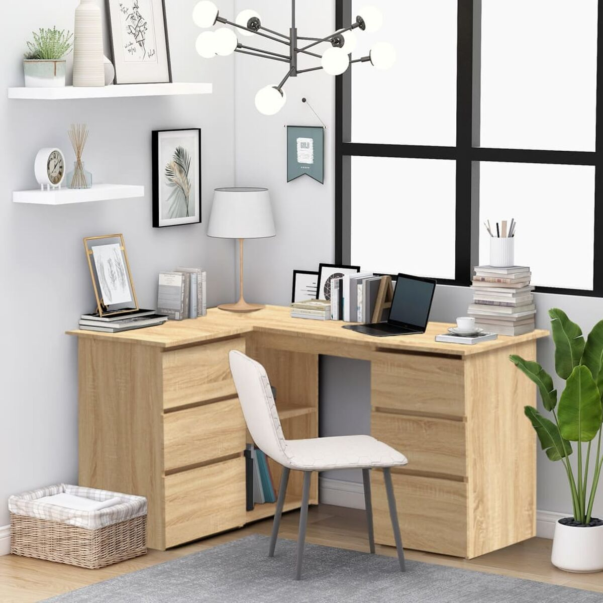 Holzschreibtisch in einem Raum. Der Schreibtisch hat Schubladen und einen Laptop. Im Raum gibt es Regale und Pflanzen.