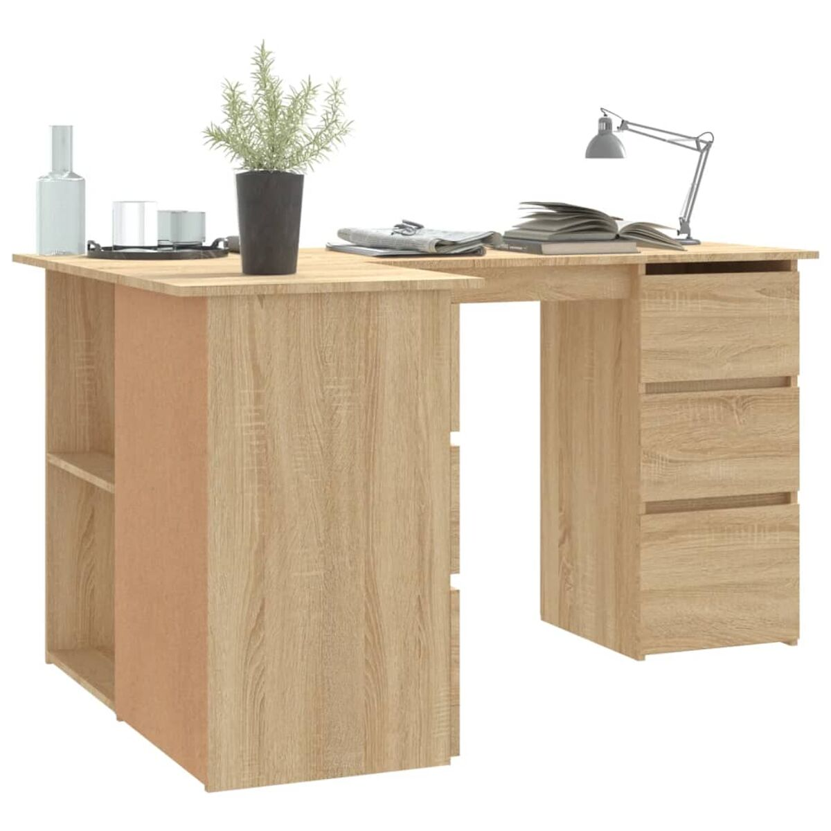 L-förmiger Holzschreibtisch mit Schubladen, Lampe, Pflanze und Zubehör auf weißem Grund.