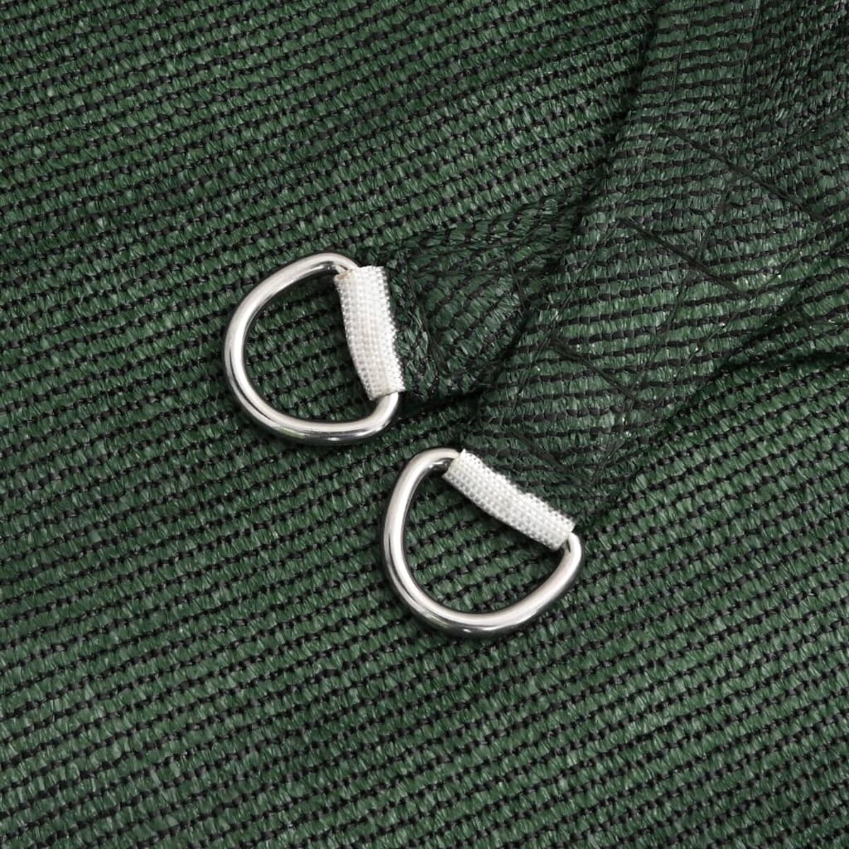 Nahaufnahme von grünem Netz mit zwei Metall-D-Ringen befestigt. Weißer Hintergrund.