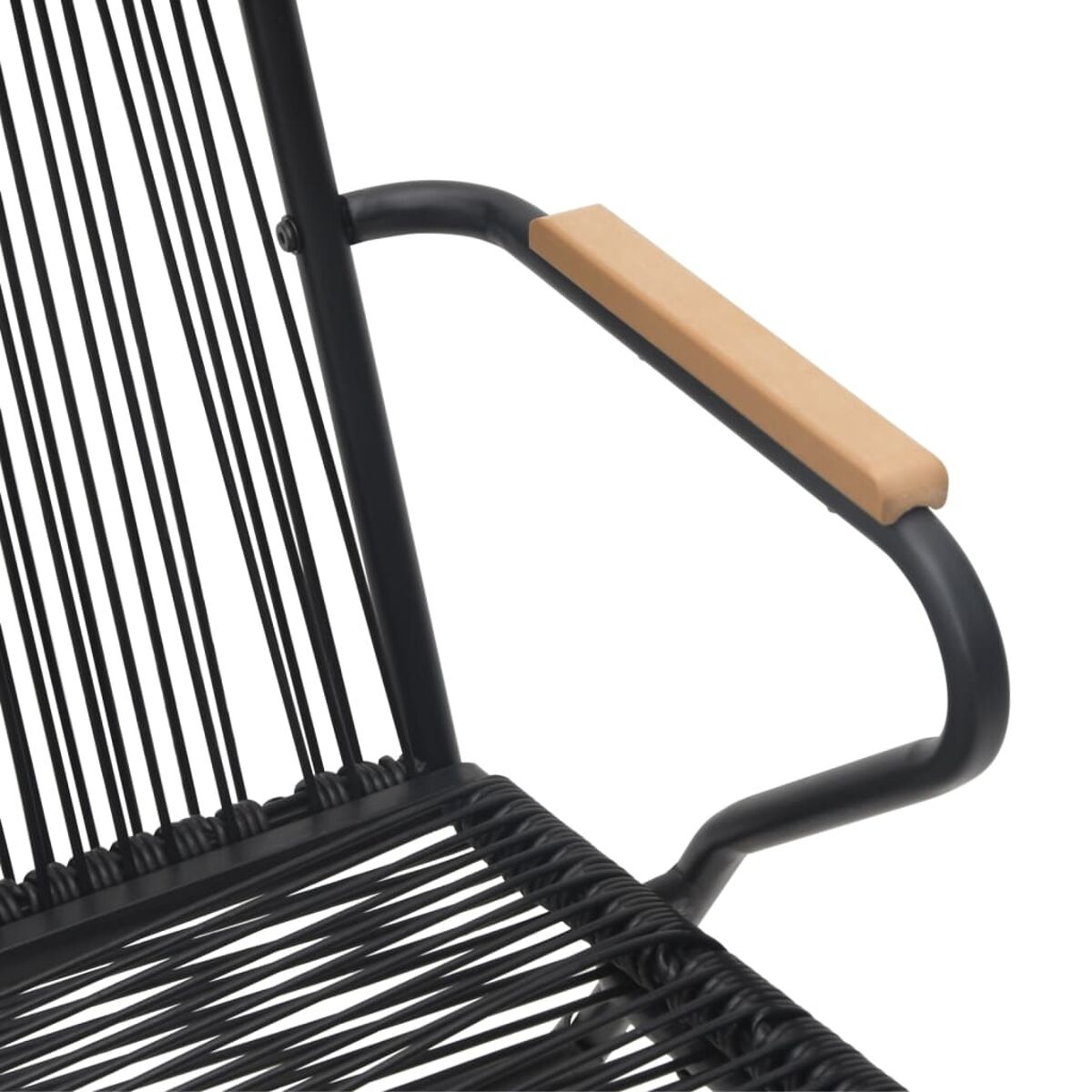 Schwarzer Stuhl mit schwarzem Faden. Die Armlehne hat ein Holzdetail.