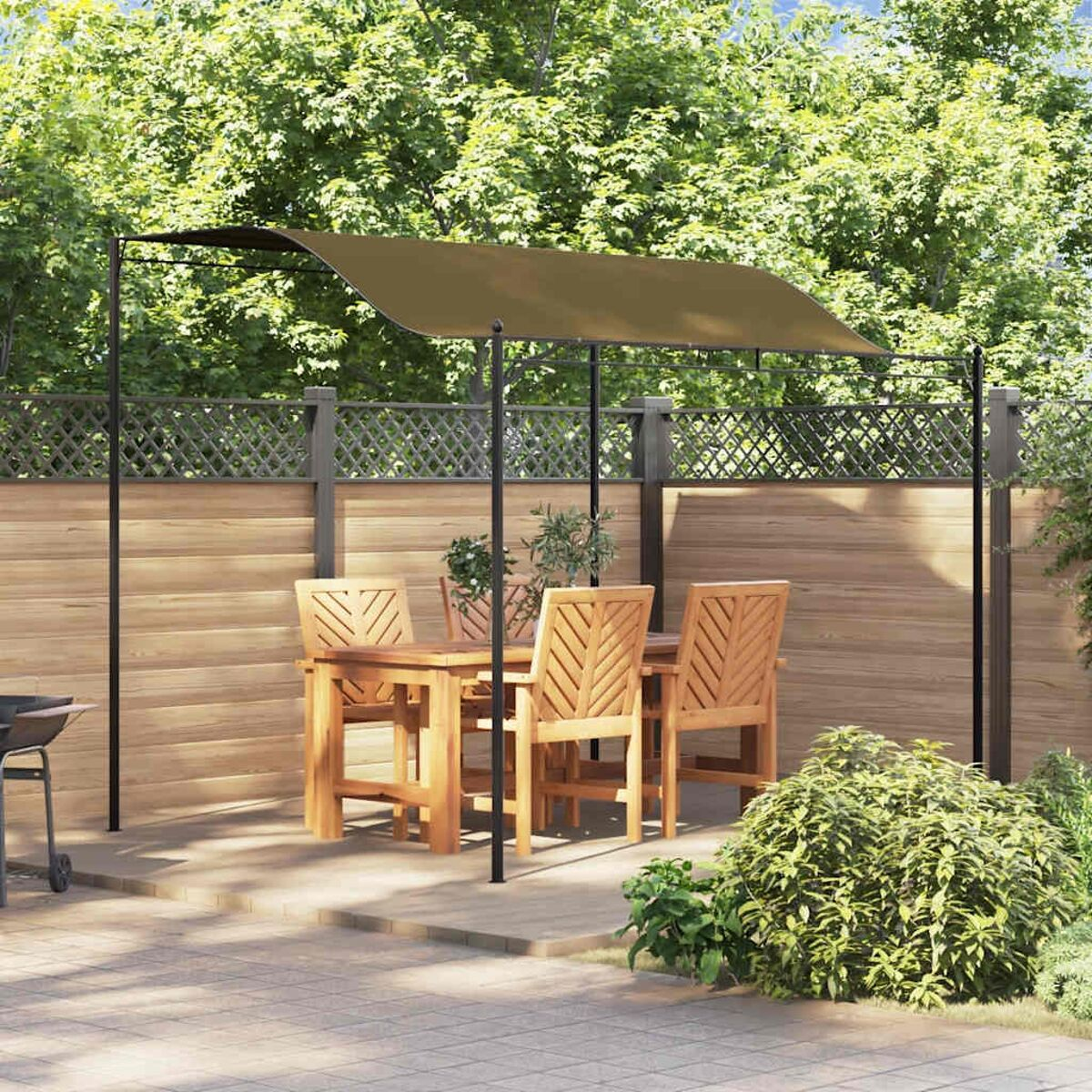Gartenmöbel mit Tisch, Stühlen und Sonnenschirm.