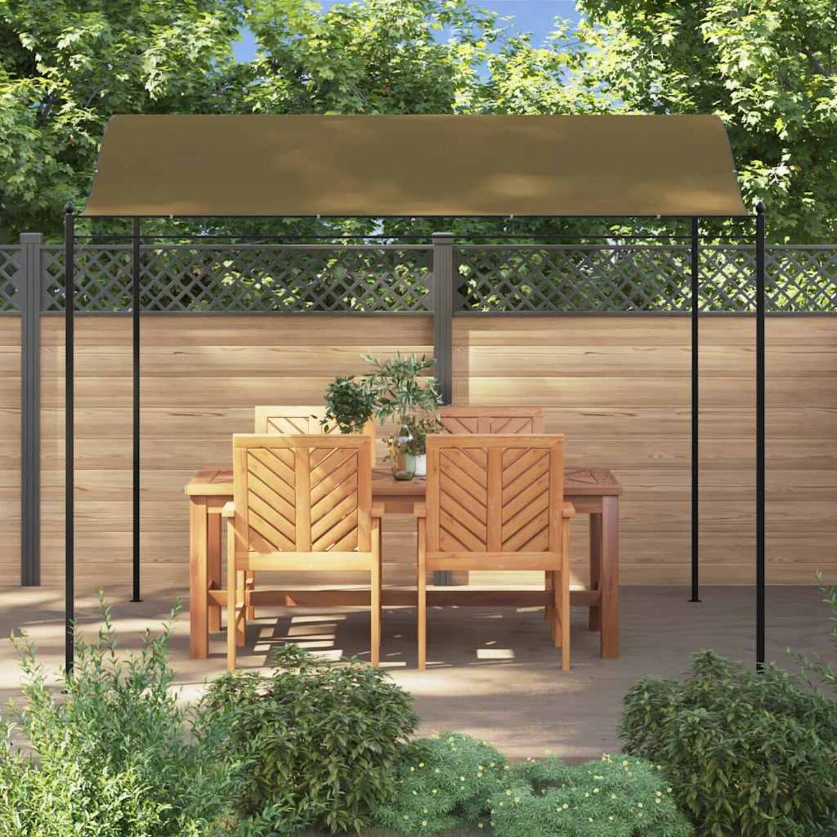 Holztisch und Stühle unter einem braunen Pavillon. Grünes Gras und Holzzaun. Tageszeit.