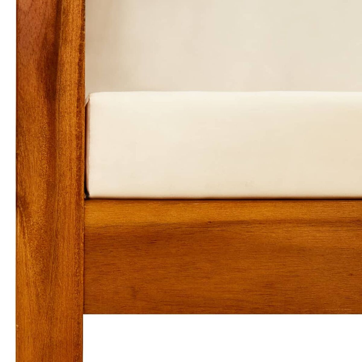 Detail des Holzbetts mit weißer Matratze. Das Holz ist braun.
