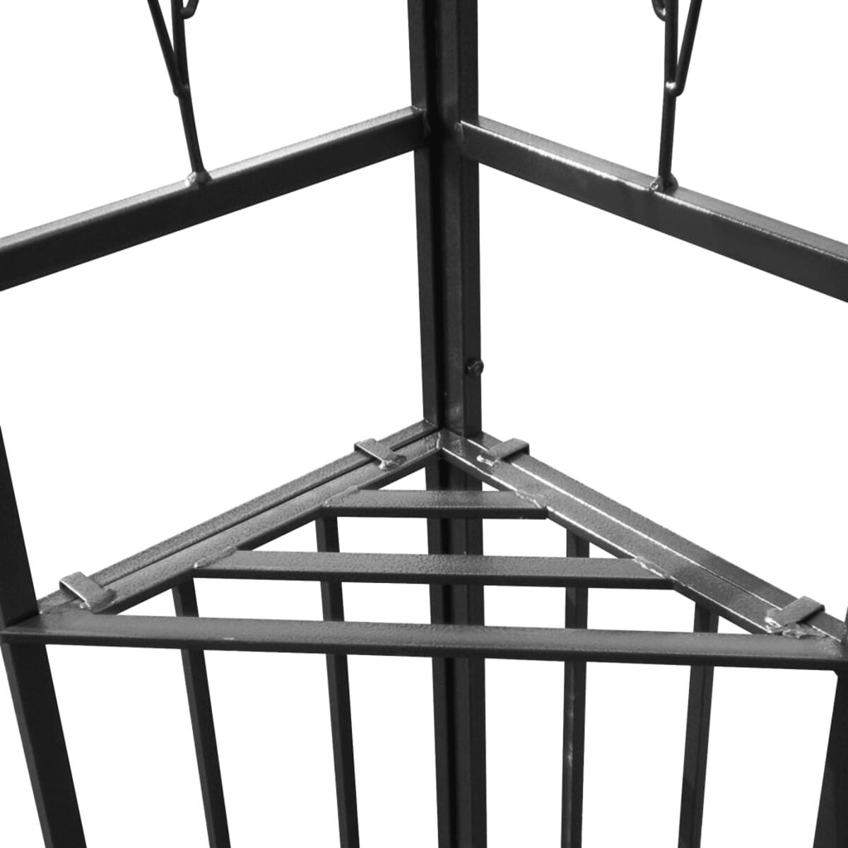 Nahaufnahme einer schwarzen Metallkonstruktion in einer Ecke. Dreieckiges Design mit Stangen.
