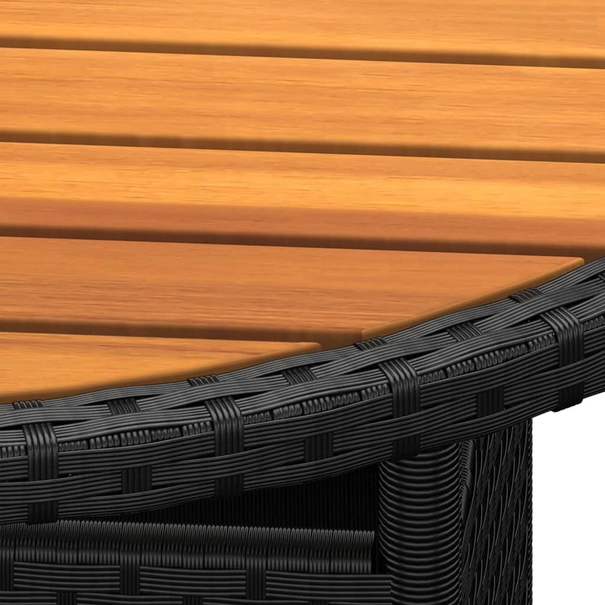 Nahaufnahme eines Holztisches mit schwarzem, gewebtem Rand.