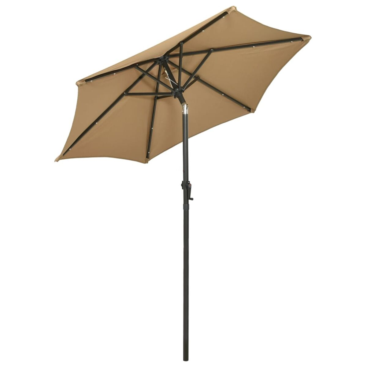 Beiger Sonnenschirm mit dunklem Mast. Er ist teilweise geöffnet.