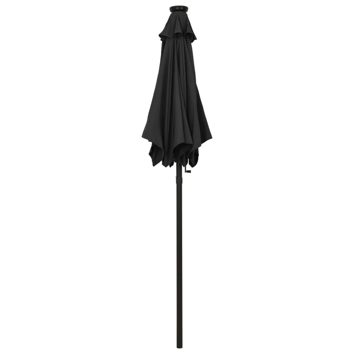 Schwarzer Sonnenschirm, geschlossen. Schwarzer Mast und Oberteil mit gerafftem Stoffdesign. Weißer Hintergrund.