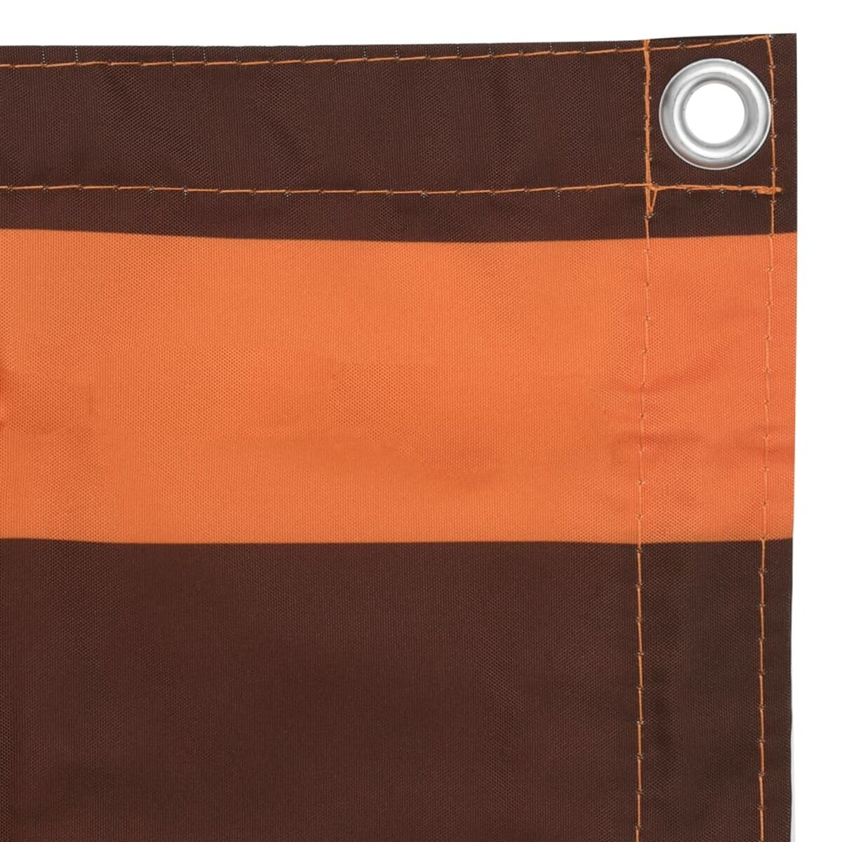 Nahaufnahme eines braun-orange gestreiften Stoffes mit Metallöse.