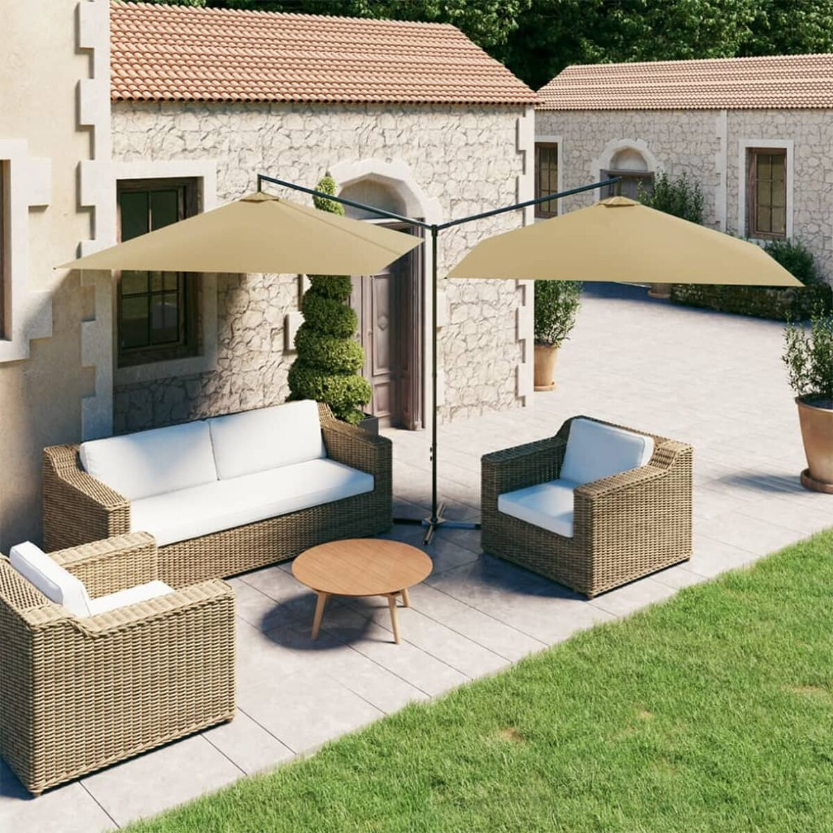 Terrassenmöbel-Set mit Rattanstühlen, beigen Schirmen und Steinhintergrund.