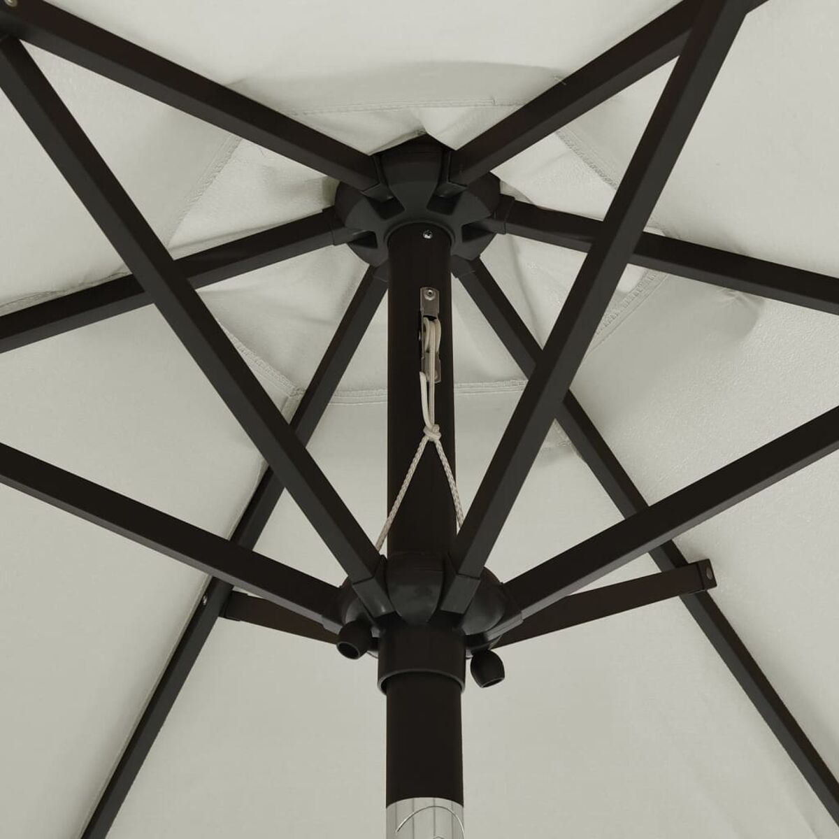 Unterseite eines weißen Regenschirms mit Metallrahmen. Der Hintergrund ist weiß.