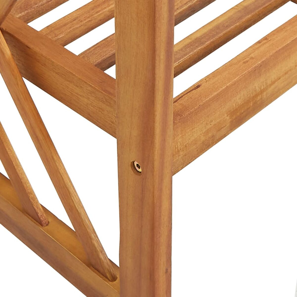Nahaufnahme des Beinanschlusses eines Holzstuhls mit einer Schraube.