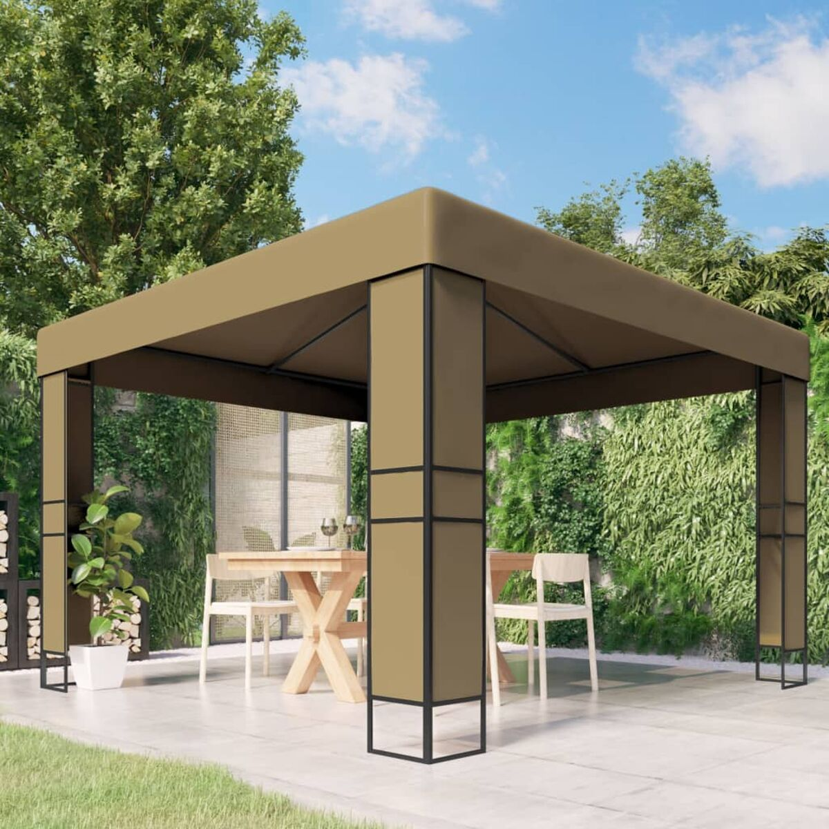 Ein brauner Pavillon mit Tisch und Stühlen auf einer Terrasse, mit Grün dahinter und blauem Himmel.