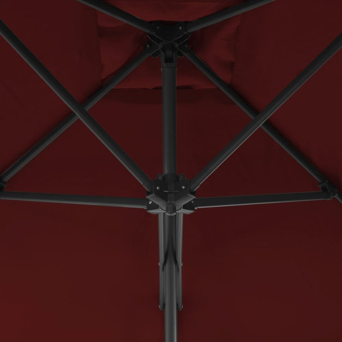 Ansicht von unten des Gestells eines roten Sonnenschirms, mit Rippen und Mittelstange.
