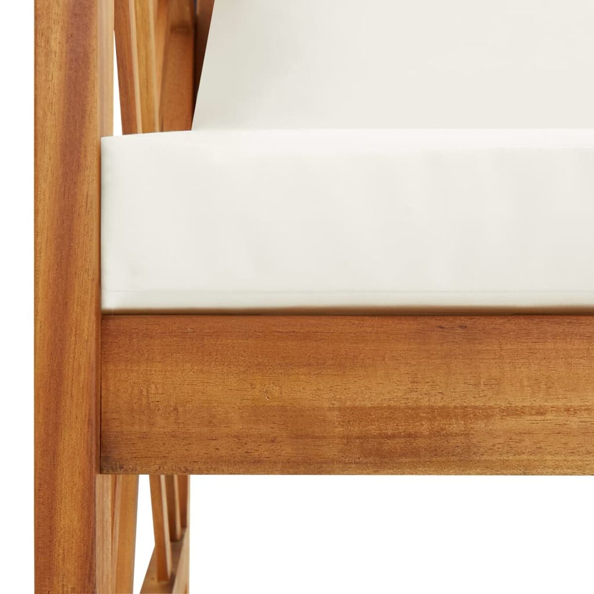 Nahaufnahme eines Holzrahmensofas. Weißes Kissen innen.