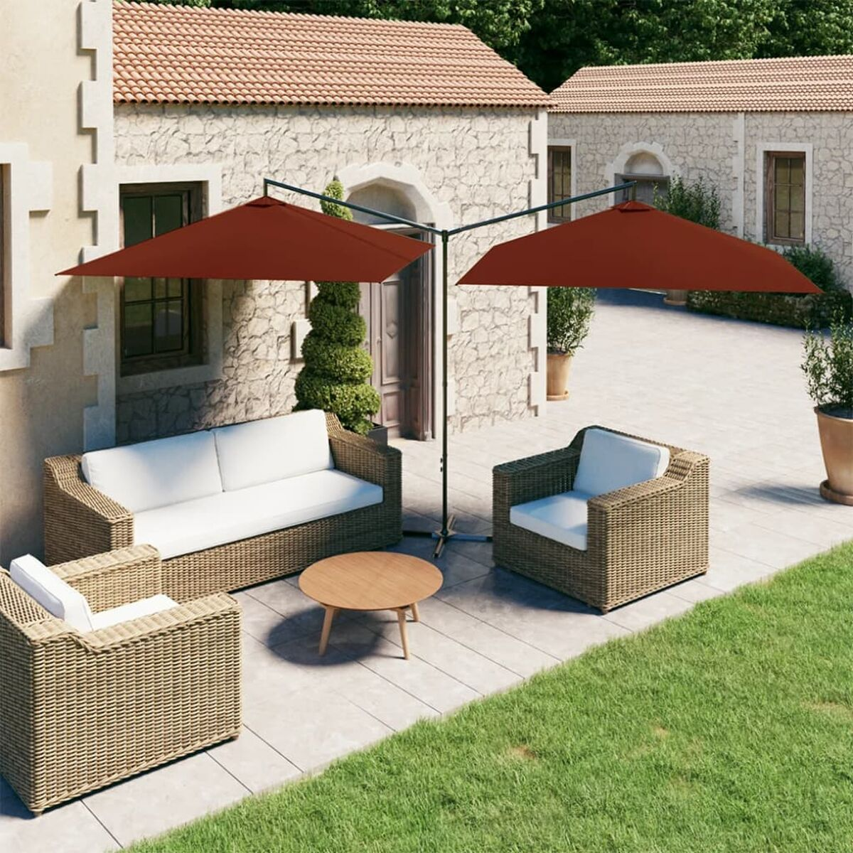 Terrassenmöbel-Set mit Rattanstühlen, roten Schirmen und Steinhintergrund.