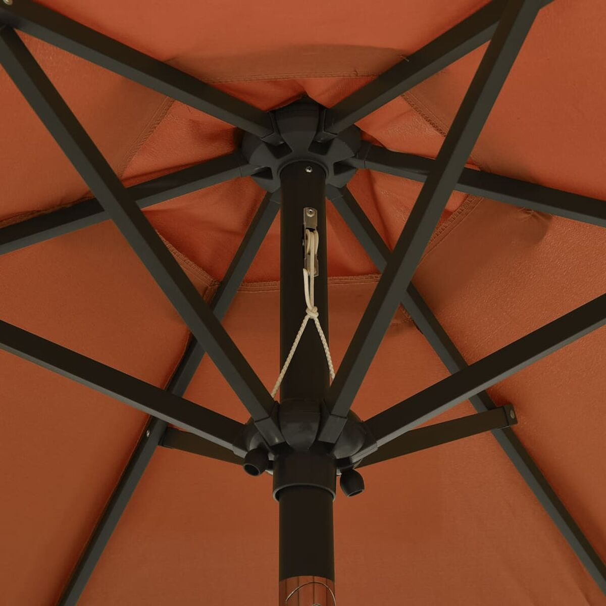 Ansicht von unten eines großen, orangefarbenen Sonnenschirms. Dunkle Träger und Struktur sind sichtbar.
