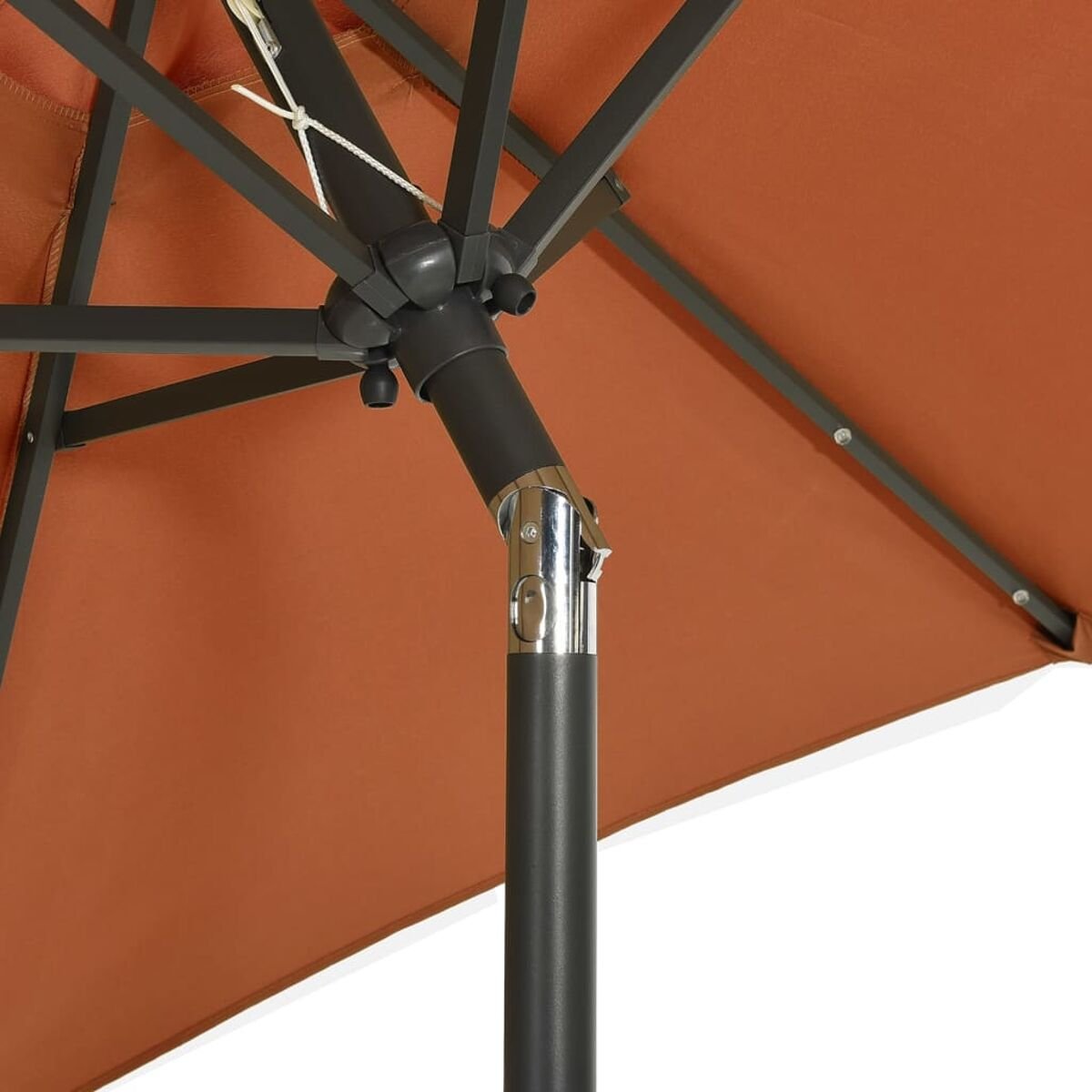 Nahaufnahme eines orangefarbenen Schirms mit schwarzem Mast und silbernen Akzenten.