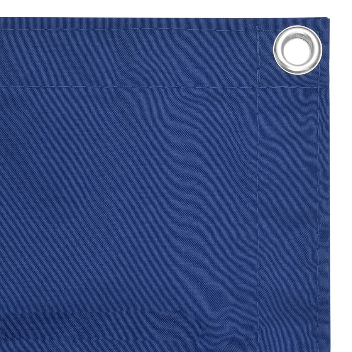Blauer Stoff mit Metallöse oben rechts. Vertikale und horizontale Nähte.