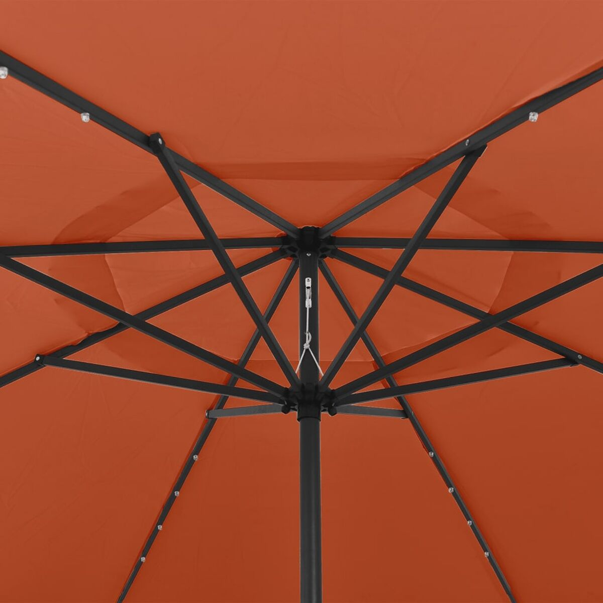 Ansicht von unten eines orangefarbenen Schirms mit schwarzer Stützstruktur.