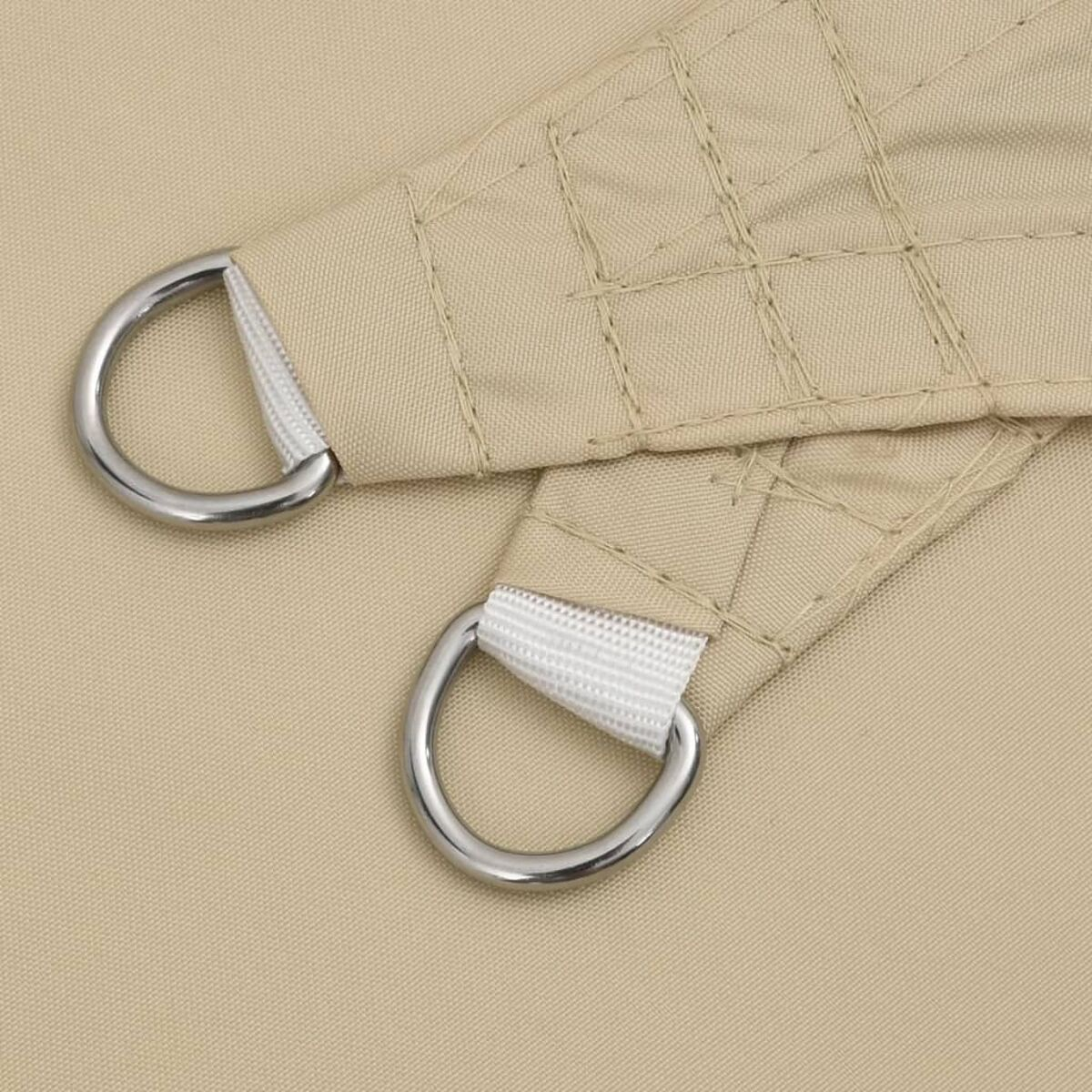 Nahaufnahme von zwei beigen Stoffdreiecken mit Metall-D-Ringen und weißen Riemen an den Ecken.