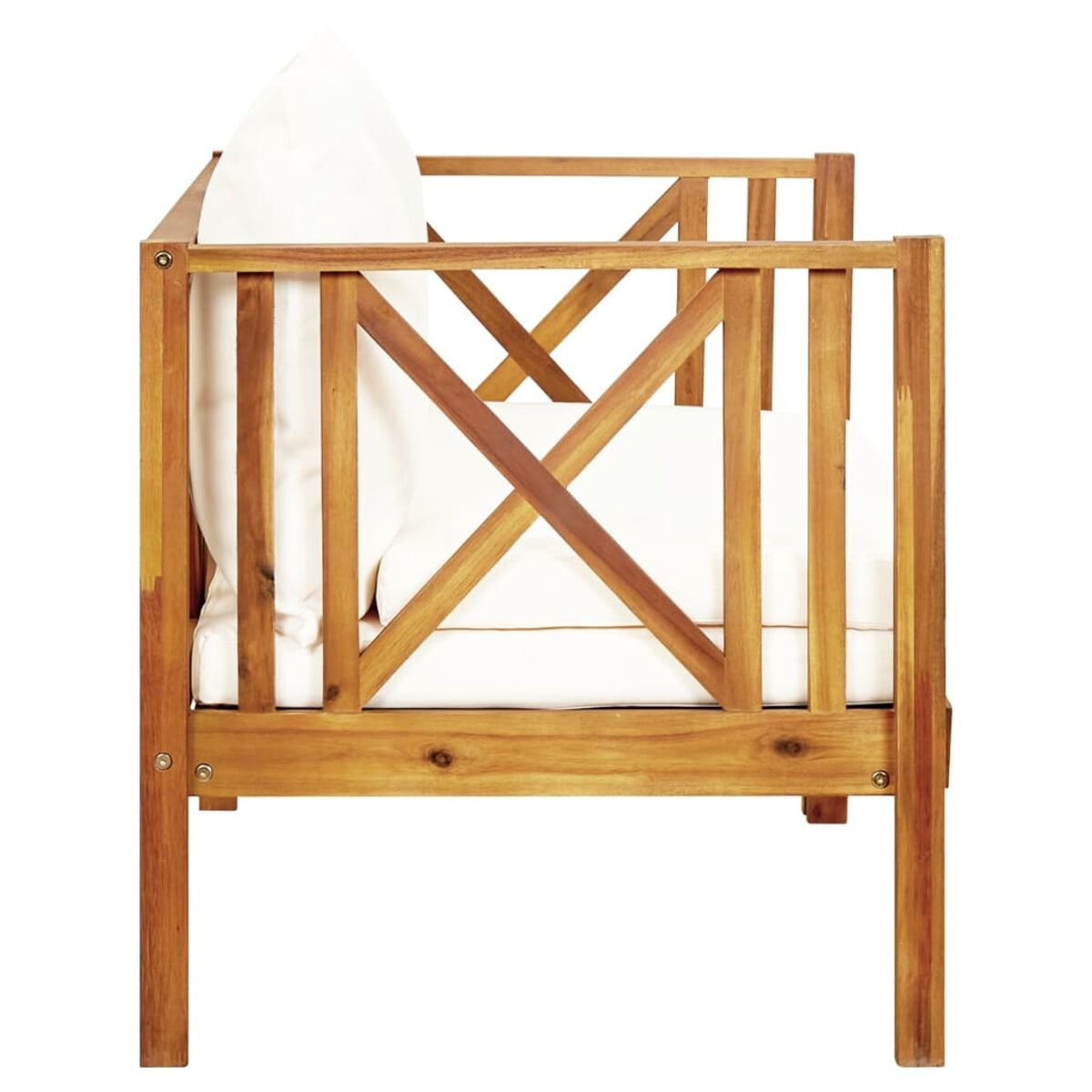 Holzsofa im Freien mit weißen Kissen und Kreuzmuster.