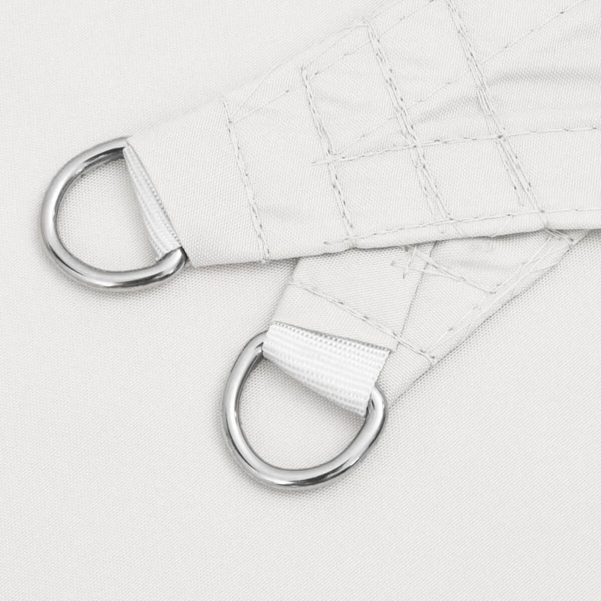 Nahaufnahme von zwei weißen Sonnensegelringen mit befestigten Silberringen. Die Ringe befinden sich auf weißem Stoff.
