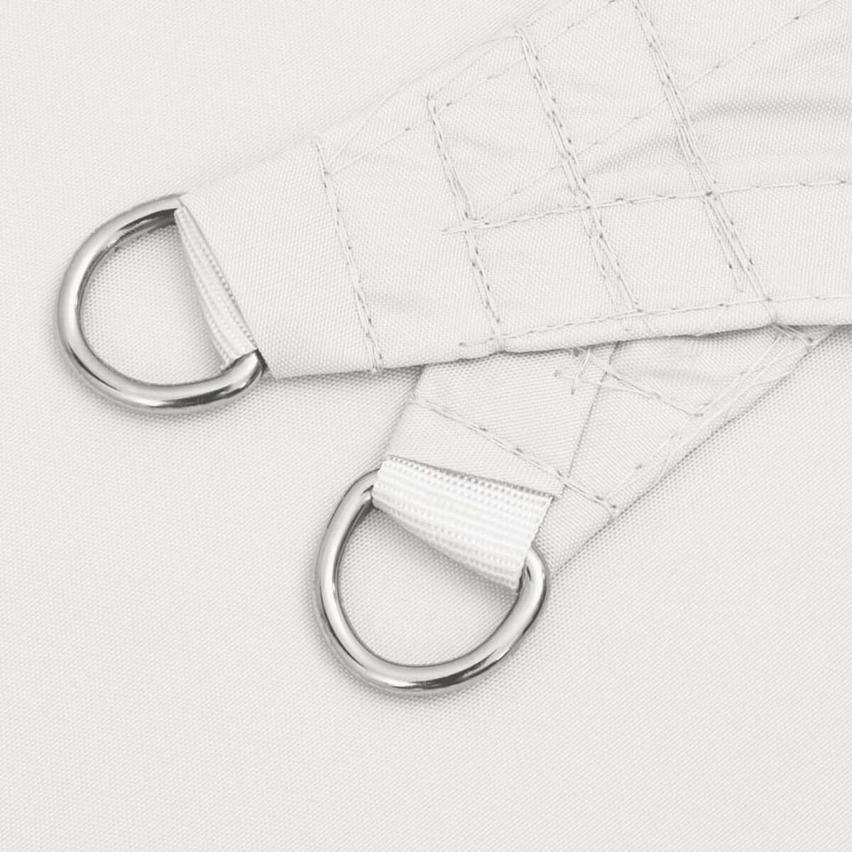 Nahaufnahme eines weißen Sonnenschutzstoffes mit zwei silbernen D-Ringen.