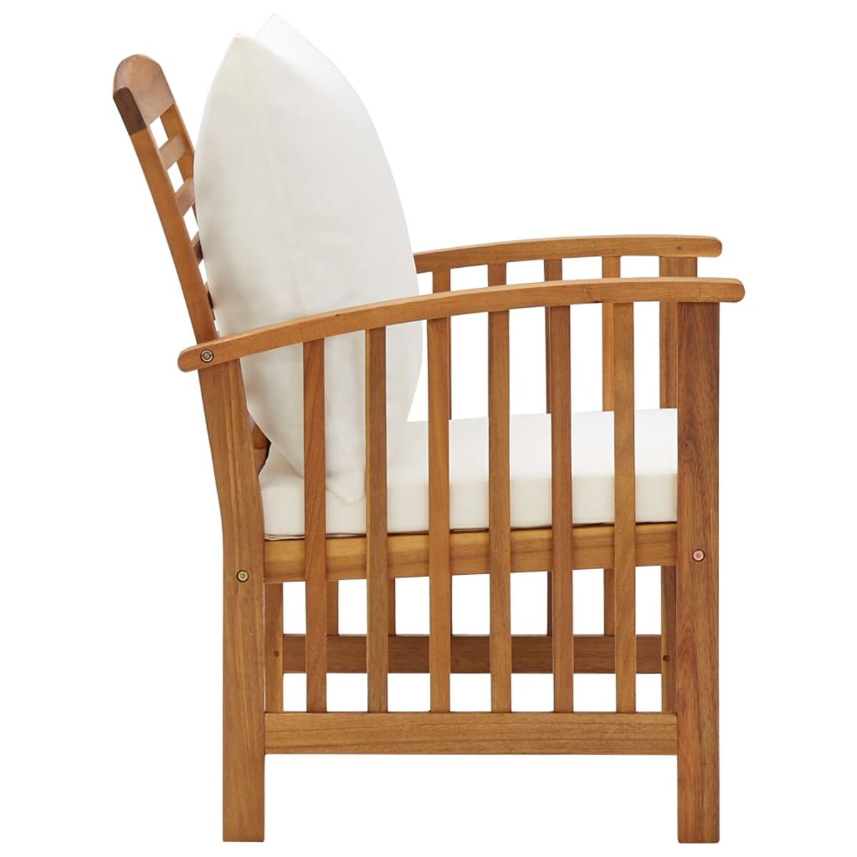 Seitenansicht eines Holzstuhls mit einem weißen Kissen. Der Stuhl hat ein Latten-Design.