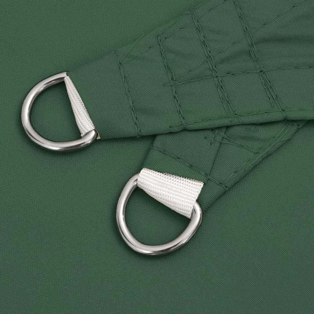 Nahaufnahme grünen Sonnenschutzstoffs mit zwei Metall-D-Ringen und weißen Bändern.