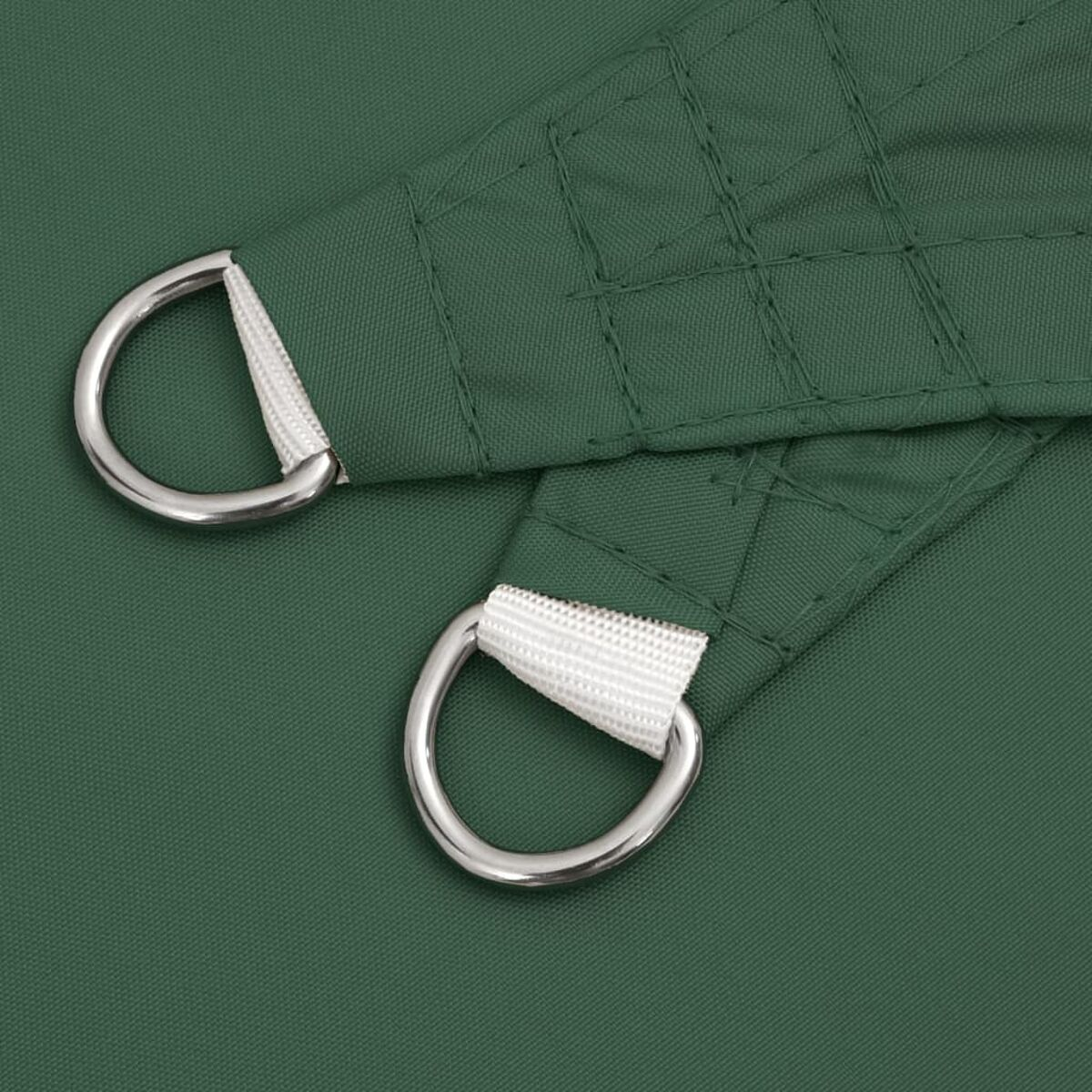 Nahaufnahme grünen Sonnenschutzstoffs mit zwei Metall-D-Ringen und weißen Bändern.