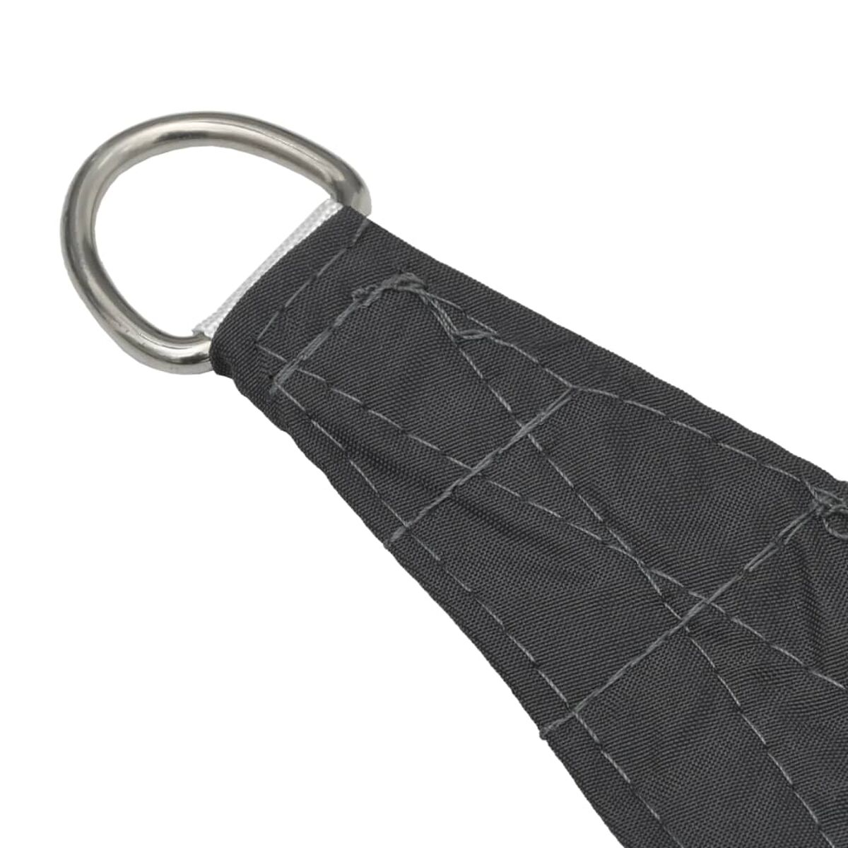 Nahaufnahme eines grauen Stoffes mit einem Metallringdetail.
