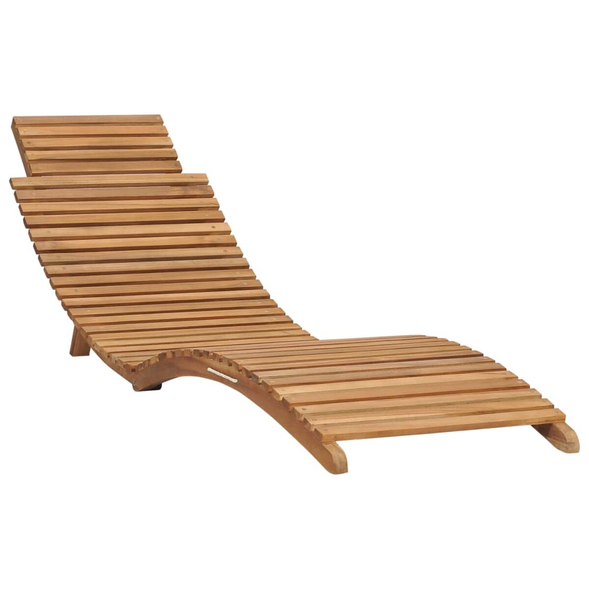 Sonnenliege aus Holz mit Lamellen. Die Liege steht auf weißem Hintergrund.