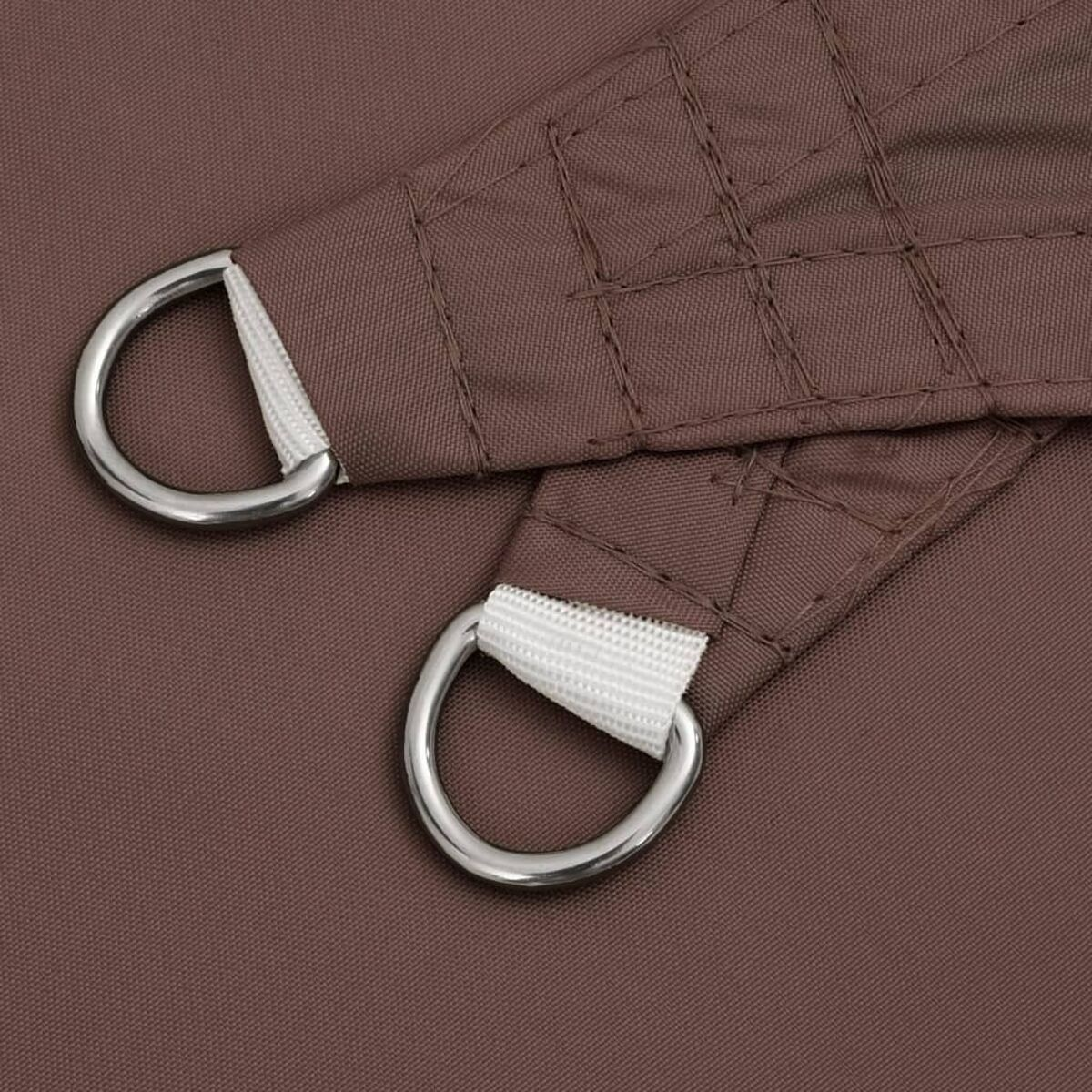 Nahaufnahme von braunem Sonnenschutzmaterial mit zwei Metallringen und weißen Riemen befestigt.