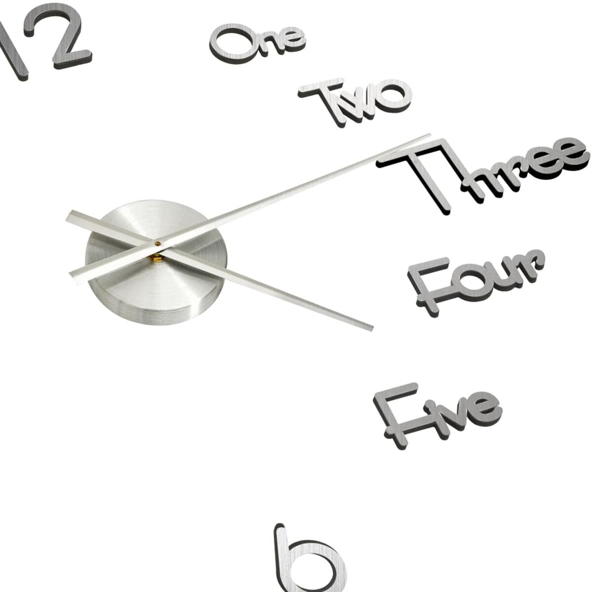 Moderne Wanduhr, silberne Zeiger und Zahlen. Weißer Hintergrund.