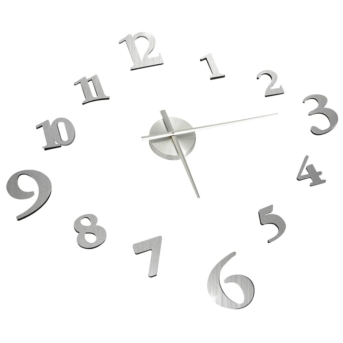 Eine silberne Wanduhr mit großen, silbernen Zahlen und Zeigern, auf weißem Hintergrund.