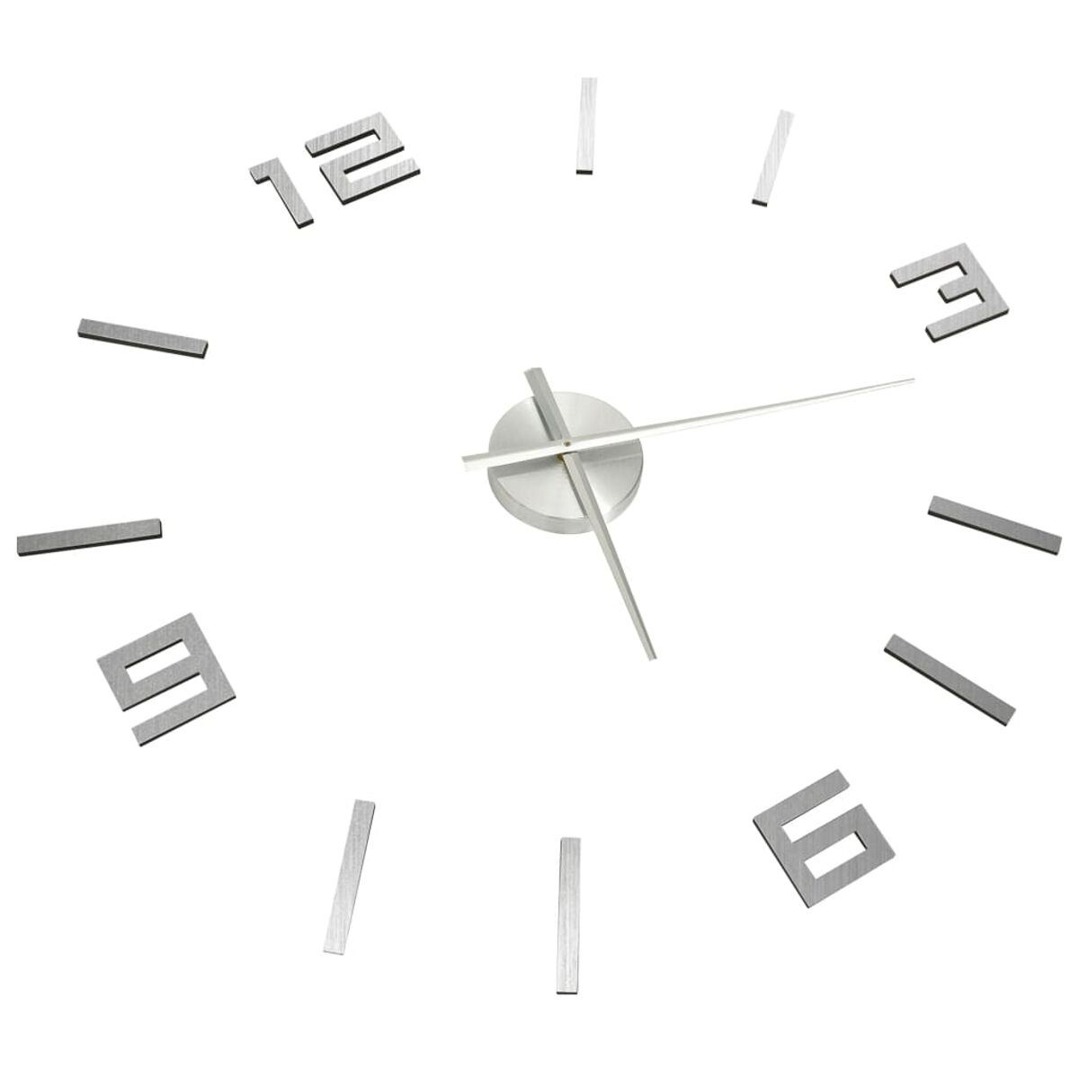 Silberne Uhr mit silbernen Ziffern. Die Zeiger sind auch silber.