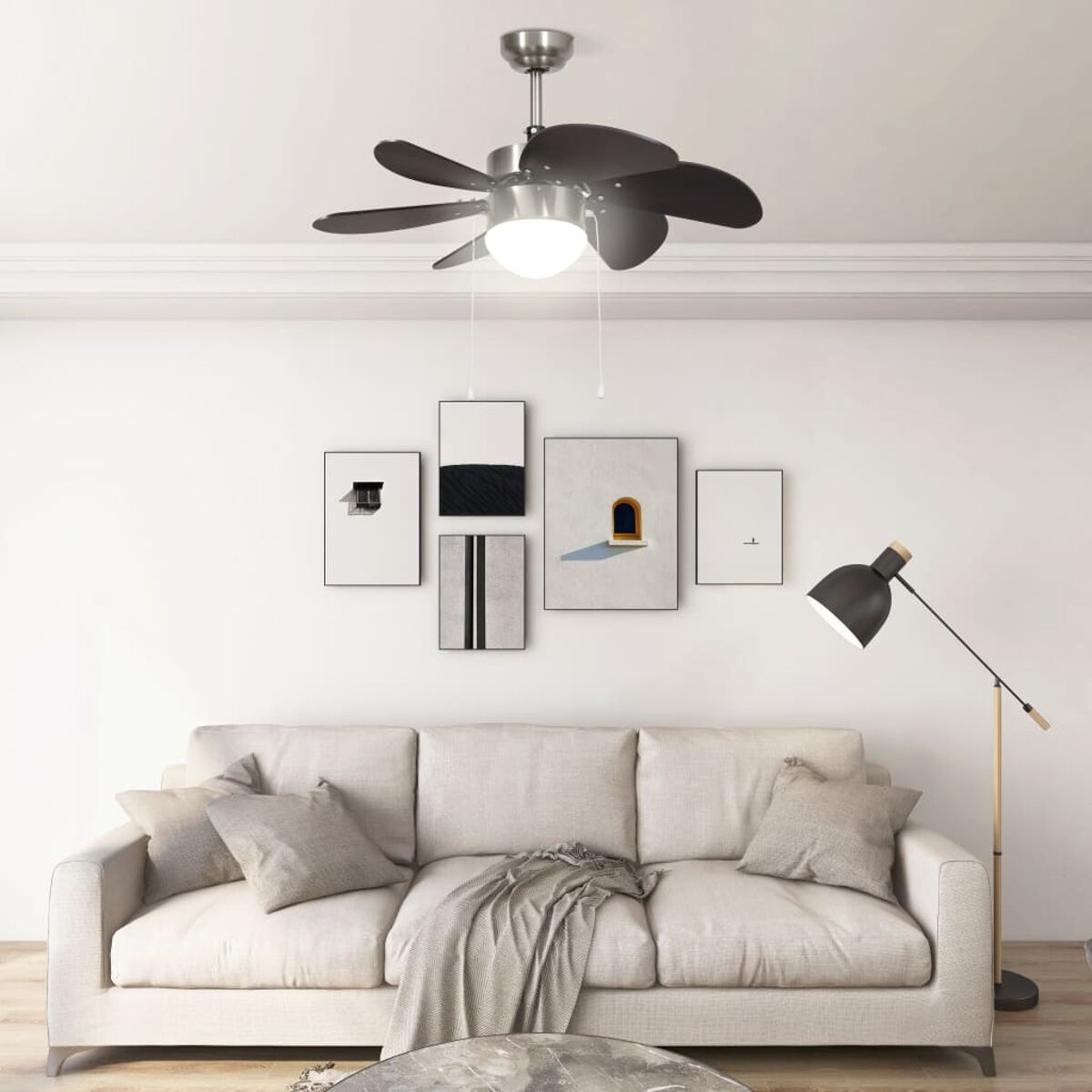 Un ventilatore da soffitto con pale nere e un apparecchio di illuminazione.