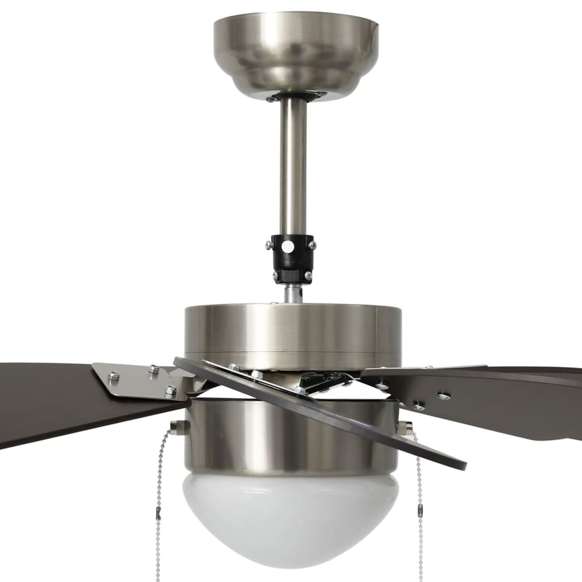 Ventilatore da soffitto con quattro pale marrone scuro e un'illuminazione bianca. Alloggiamento e stelo in metallo spazzolato.